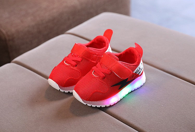 Zapatillas nuevas de moda de otoño con luces LED, zapatos para niño, zapatillas ligeras de malla transpirable para chico, zapatos deportivos informales cómodos Retro 2025