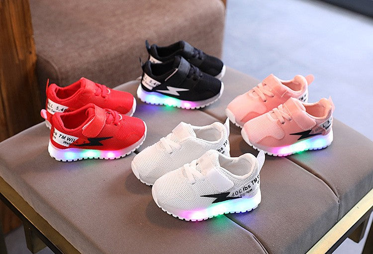 Zapatillas nuevas de moda de otoño con luces LED, zapatos para niño, zapatillas ligeras de malla transpirable para chico, zapatos deportivos informales cómodos Retro 2025