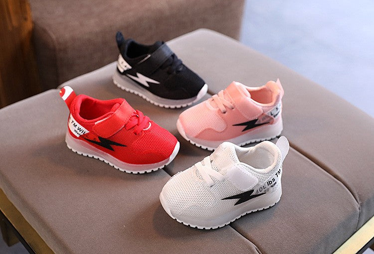 Zapatillas nuevas de moda de otoño con luces LED, zapatos para niño, zapatillas ligeras de malla transpirable para chico, zapatos deportivos informales cómodos Retro 2025