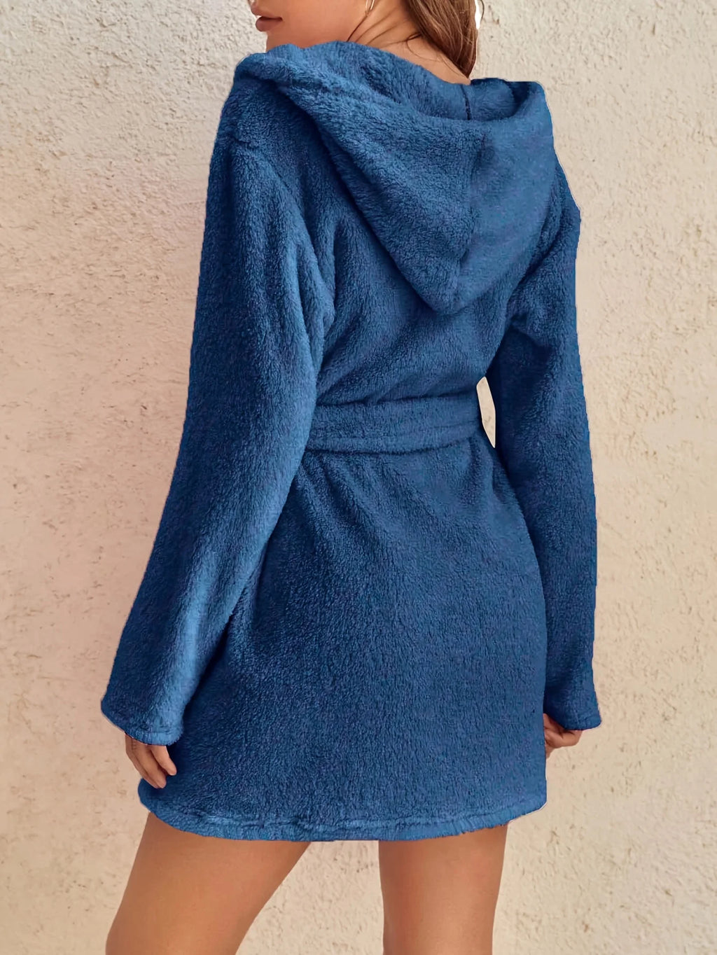 1 pieza de bata con capucha de color liso para mujer con cinturón, pijamas de lana acogedores y cálidos para uso doméstico en otoño e invierno.