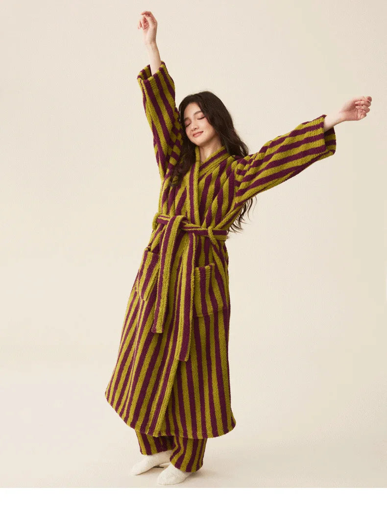 Conjunto de pijamas de franela gruesa para hombre y mujer, bata de baño de terciopelo Coral para otoño e invierno, ropa de hogar larga a rayas