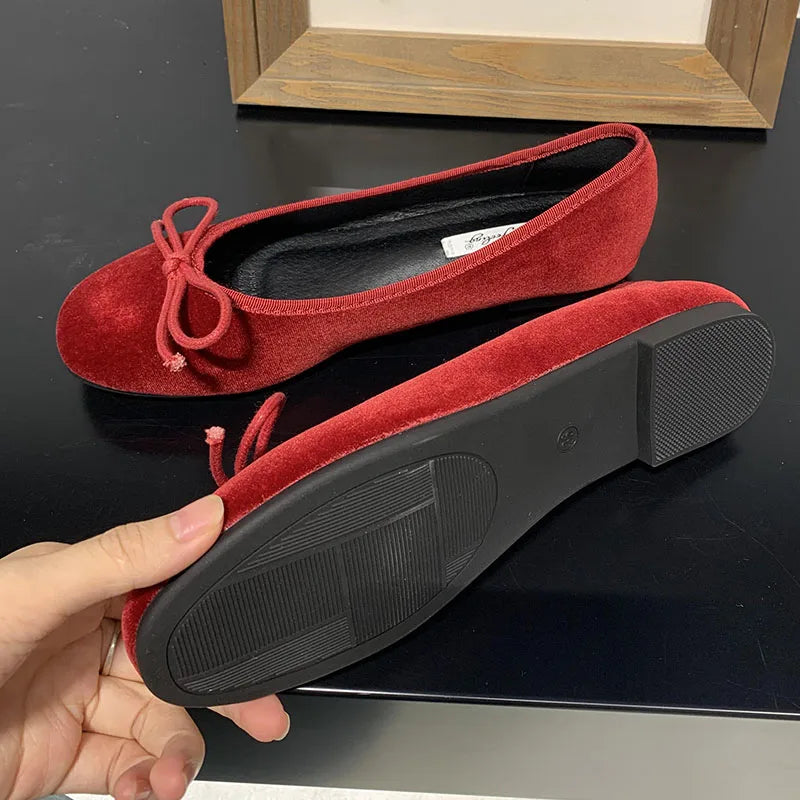 Zapatos planos de Ballet de seda a la moda para mujer, calzado de diseñador poco profundo con punta redonda y nudo de mariposa, zapatos planos deslizantes para mujer