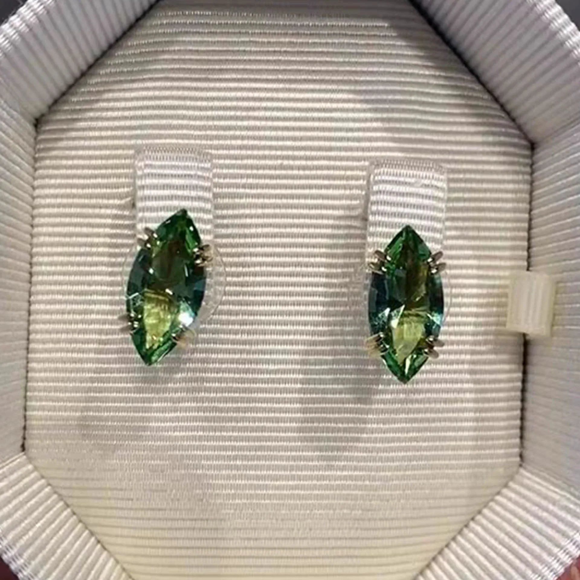 2026 marca de lujo brillante amarillo caramelo conjunto de joyería encantador para mujeres collar de cristal verde pendientes pulsera regalo romántico