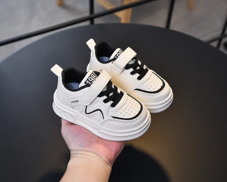 Zapatillas de deporte para estudiantes, suela gruesa y suave, zapatos de baloncesto para niños y niñas, antideslizantes, transpirables, moda 2025, zapatos para correr para niños con gancho y bucle