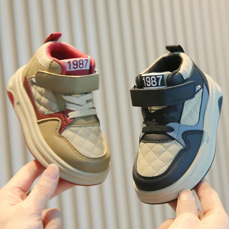 Nuevos zapatos de baloncesto gruesos para niños, zapatillas informales versátiles para la escuela, zapatillas altas antideslizantes con gancho para niños y niñas