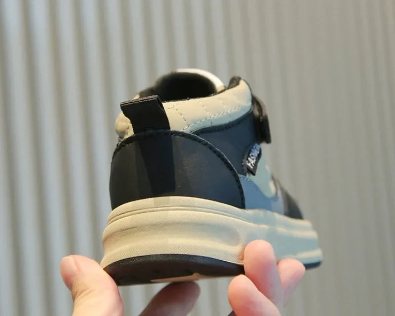 Nuevos zapatos de baloncesto gruesos para niños, zapatillas informales versátiles para la escuela, zapatillas altas antideslizantes con gancho para niños y niñas