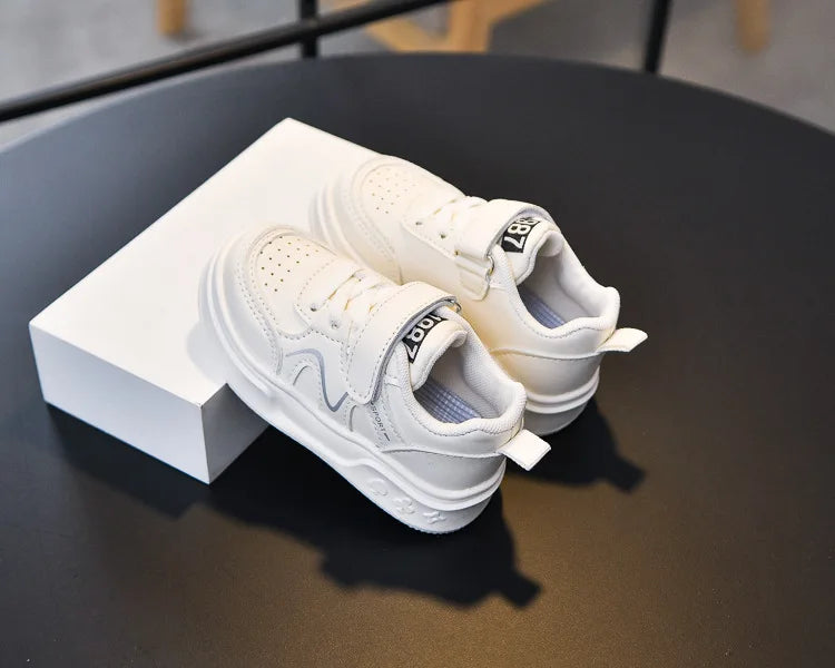 Zapatillas de deporte para estudiantes, suela gruesa y suave, zapatos de baloncesto para niños y niñas, antideslizantes, transpirables, moda 2025, zapatos para correr para niños con gancho y bucle