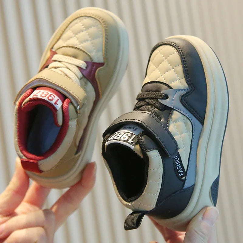 Nuevos zapatos de baloncesto gruesos para niños, zapatillas informales versátiles para la escuela, zapatillas altas antideslizantes con gancho para niños y niñas