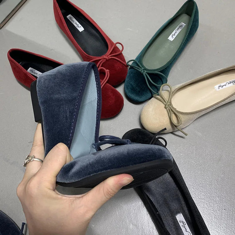 Zapatos planos de Ballet de seda a la moda para mujer, calzado de diseñador poco profundo con punta redonda y nudo de mariposa, zapatos planos deslizantes para mujer
