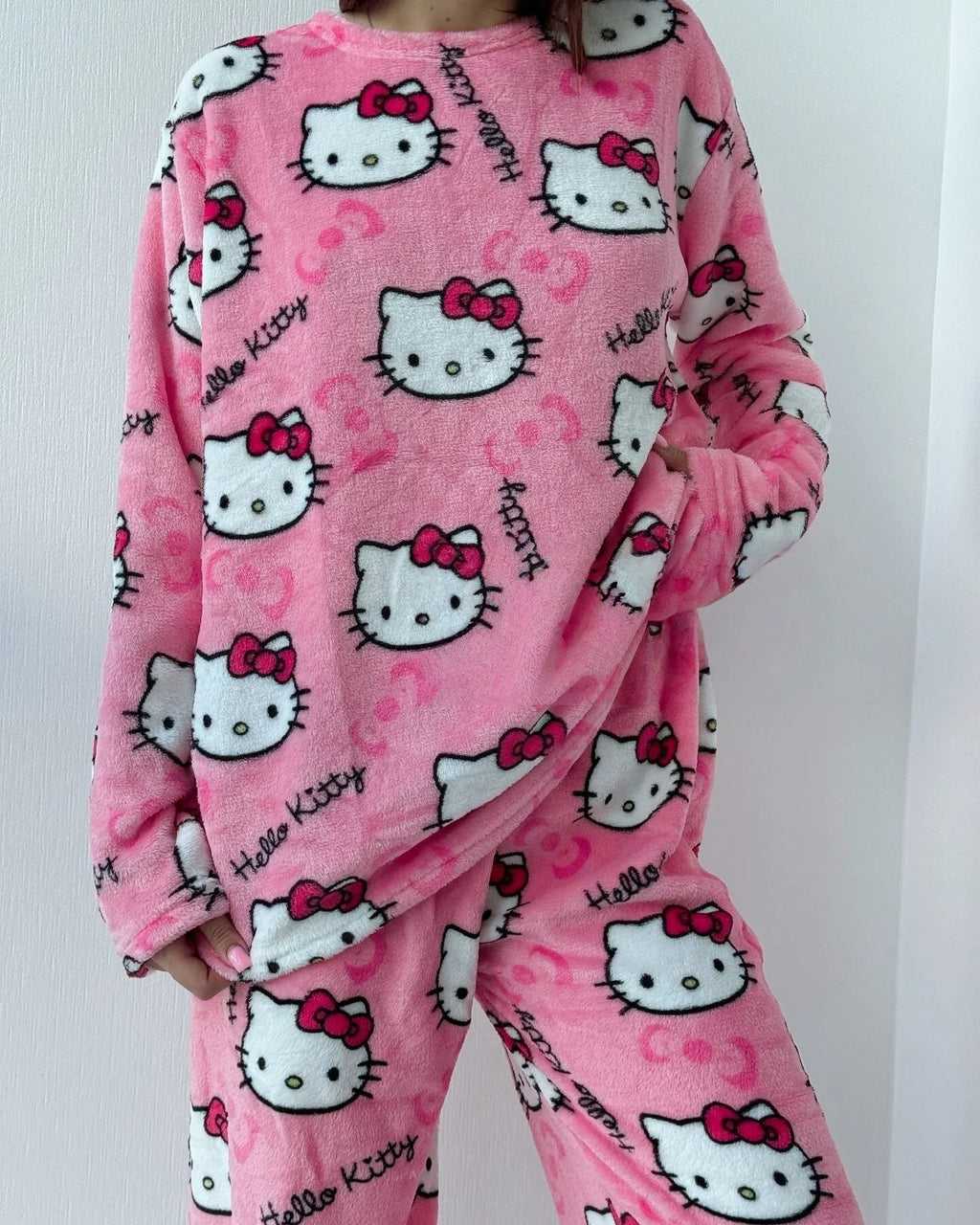 Conjunto de pijamas de Hello Kitty de invierno, pantalones de franela, traje de pijama de dibujos animados Kawaii, pantalones gruesos cálidos para mujer, ropa de casa de felpa, ropa de dormir bonita