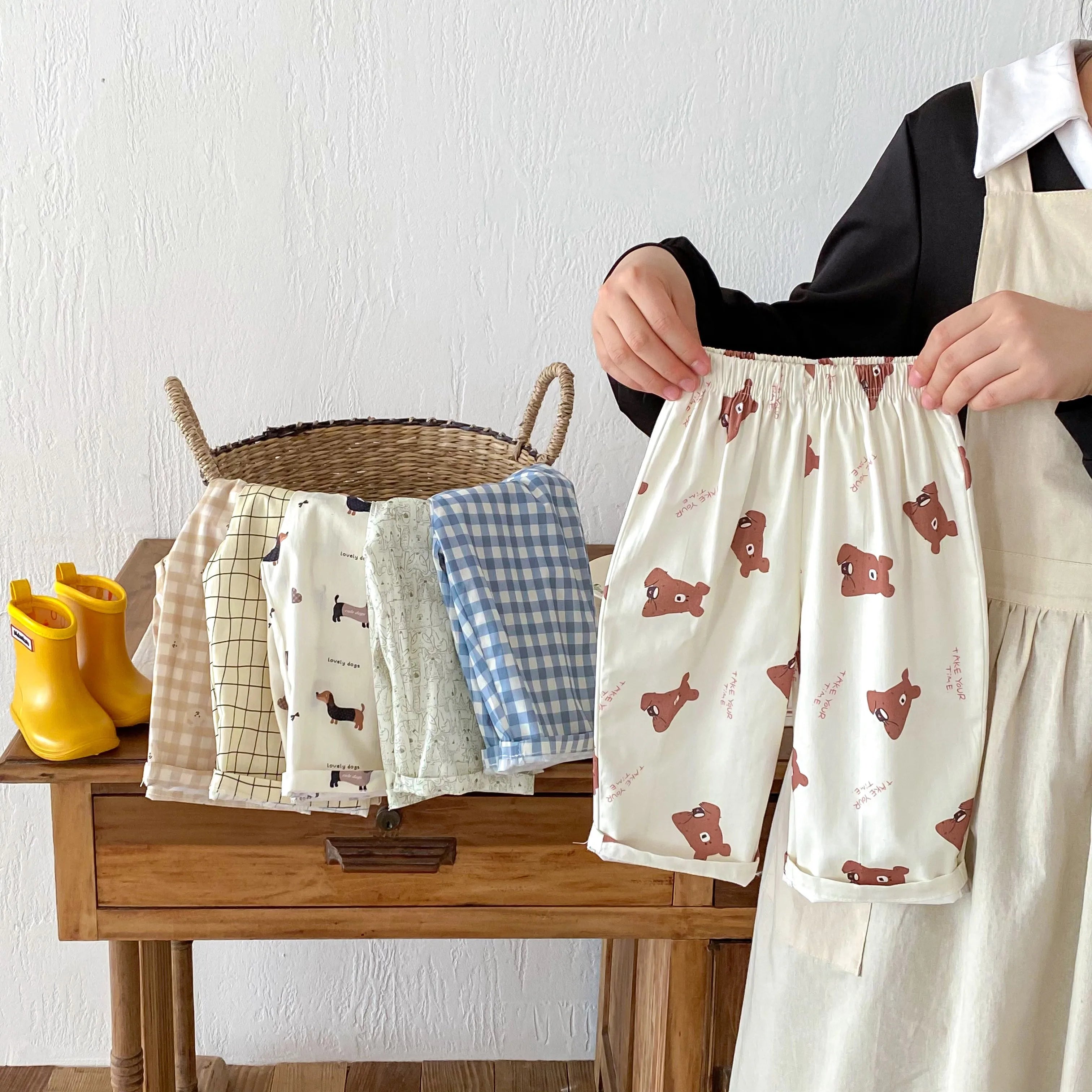 Pantalones sueltos informales para niños, ropa de primavera y verano, nuevos pantalones finos, simples y versátiles, ropa exterior, pantalones con estampado de dibujos animados para niños y niñas