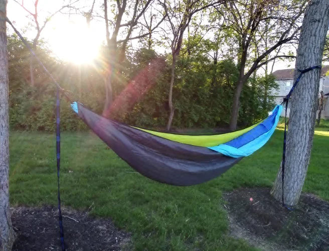 WOQI Hamaca plegable grande con flecos de macramé brasileño doble para acampar con soporte y bolsa de transporte