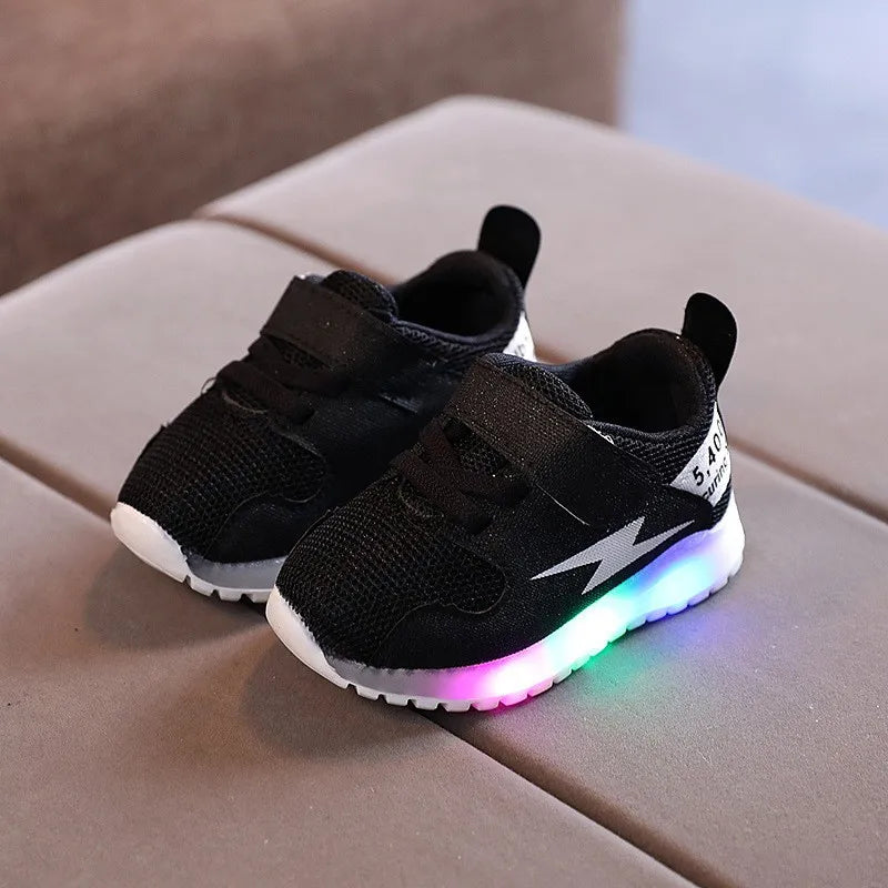 Zapatillas nuevas de moda de otoño con luces LED, zapatos para niño, zapatillas ligeras de malla transpirable para chico, zapatos deportivos informales cómodos Retro 2025