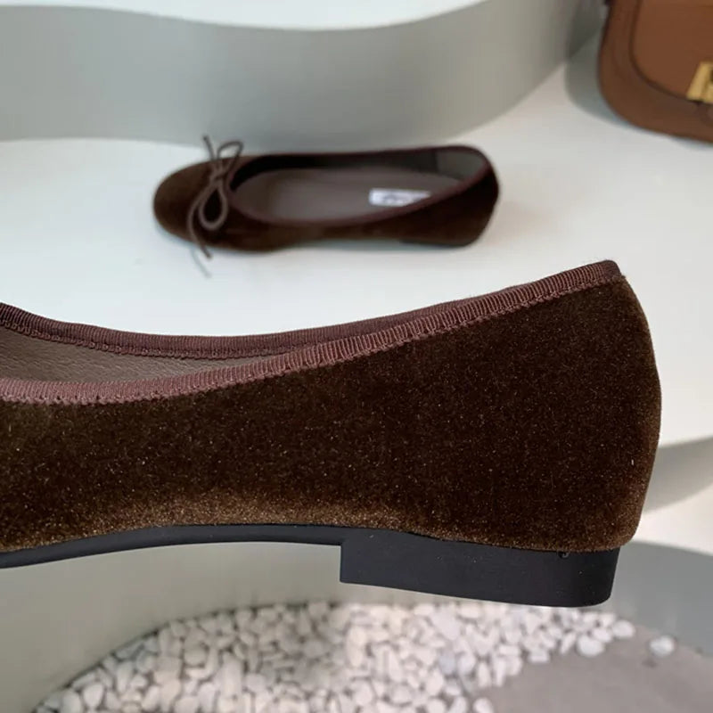 Zapatos planos de Ballet de seda a la moda para mujer, calzado de diseñador poco profundo con punta redonda y nudo de mariposa, zapatos planos deslizantes para mujer