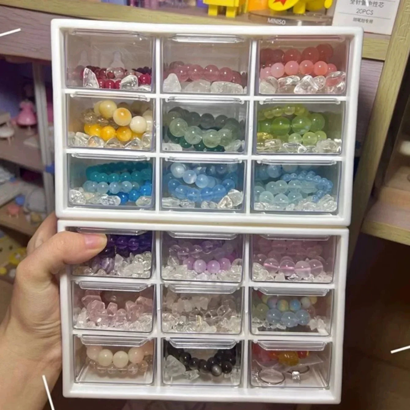 Caja de almacenamiento de material de cuentas. La caja de almacenamiento estilo cajón de nueve rejillas es apilable. Organizador de maquillaje para tocador y oficina