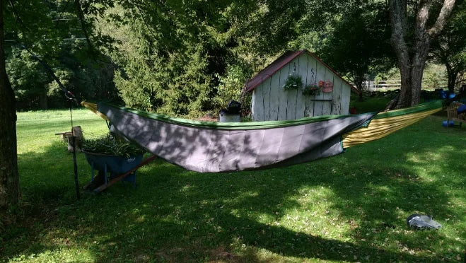 WOQI Hamaca plegable grande con flecos de macramé brasileño doble para acampar con soporte y bolsa de transporte