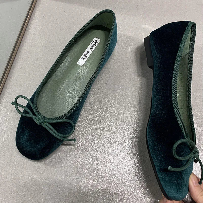 Zapatos planos de Ballet de seda a la moda para mujer, calzado de diseñador poco profundo con punta redonda y nudo de mariposa, zapatos planos deslizantes para mujer