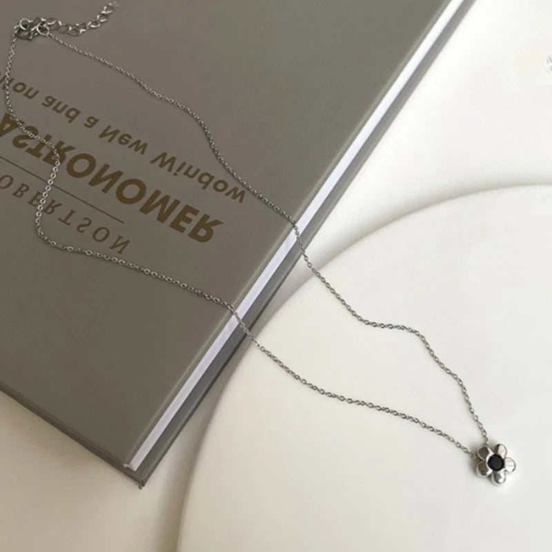 Collar minimalista con colgante de flor negra de Metal para mujer, collar de temperamento Simple y versátil de nicho, cadena de clavícula, regalo