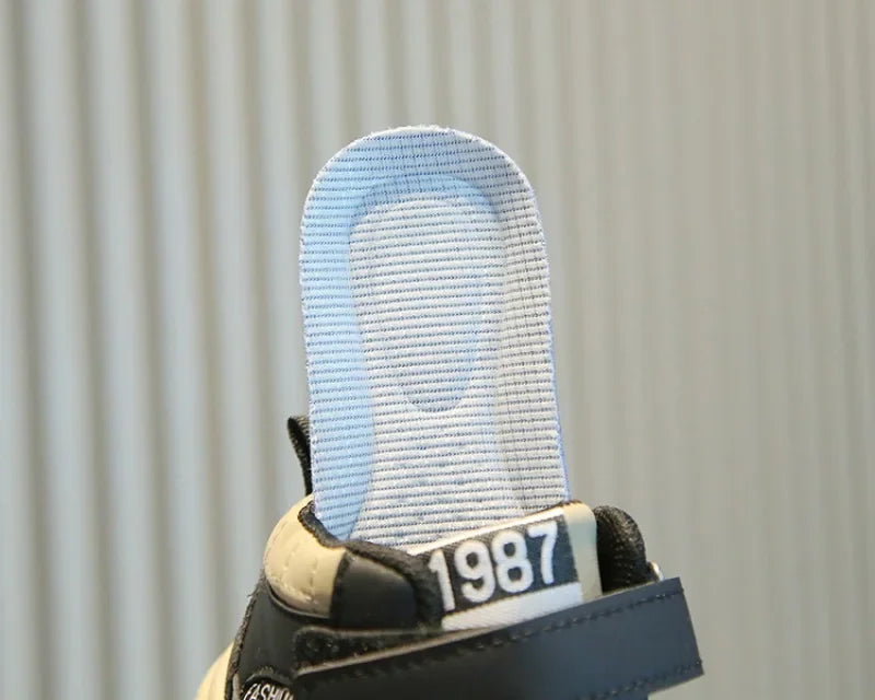 Nuevos zapatos de baloncesto gruesos para niños, zapatillas informales versátiles para la escuela, zapatillas altas antideslizantes con gancho para niños y niñas