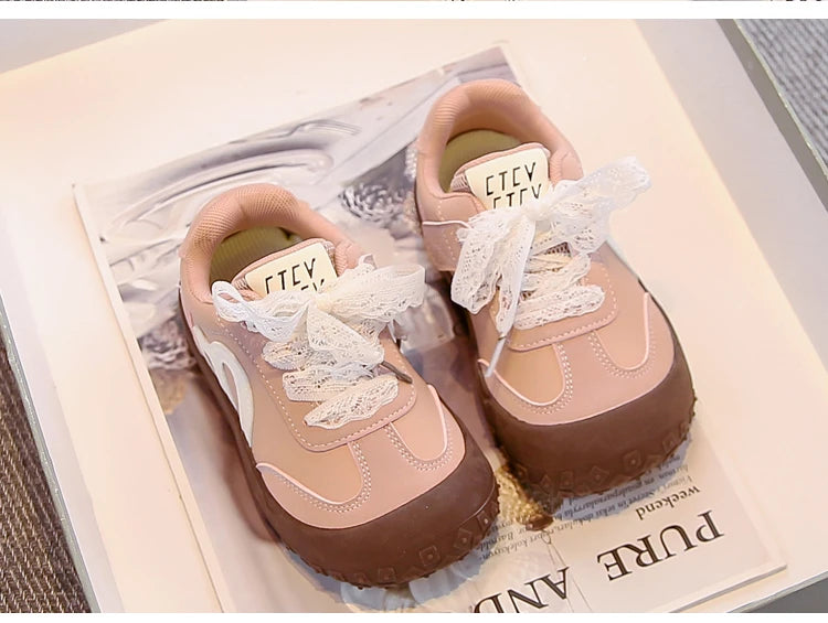 Zapatos de tenis para niños, zapatos deportivos informales de fondo suave para niños, dedos de los pies con tapa, otoño 2025, nuevos zapatos para correr para niños, estilo dulce princesa