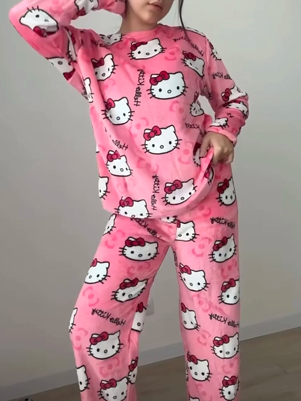Conjunto de pijamas de Hello Kitty de invierno, pantalones de franela, traje de pijama de dibujos animados Kawaii, pantalones gruesos cálidos para mujer, ropa de casa de felpa, ropa de dormir bonita