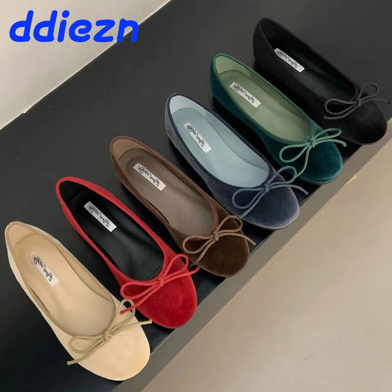 Zapatos planos de Ballet de seda a la moda para mujer, calzado de diseñador poco profundo con punta redonda y nudo de mariposa, zapatos planos deslizantes para mujer