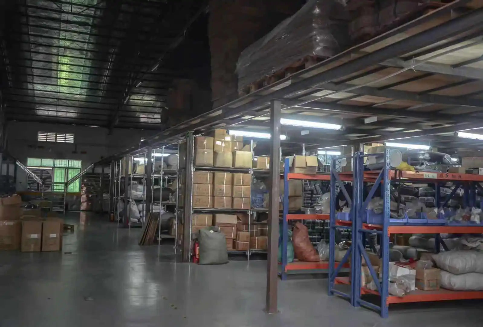 WOQI Hamaca plegable grande con flecos de macramé brasileño doble para acampar con soporte y bolsa de transporte