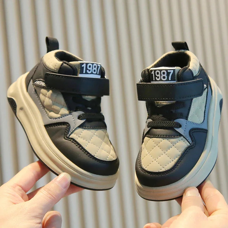 Nuevos zapatos de baloncesto gruesos para niños, zapatillas informales versátiles para la escuela, zapatillas altas antideslizantes con gancho para niños y niñas