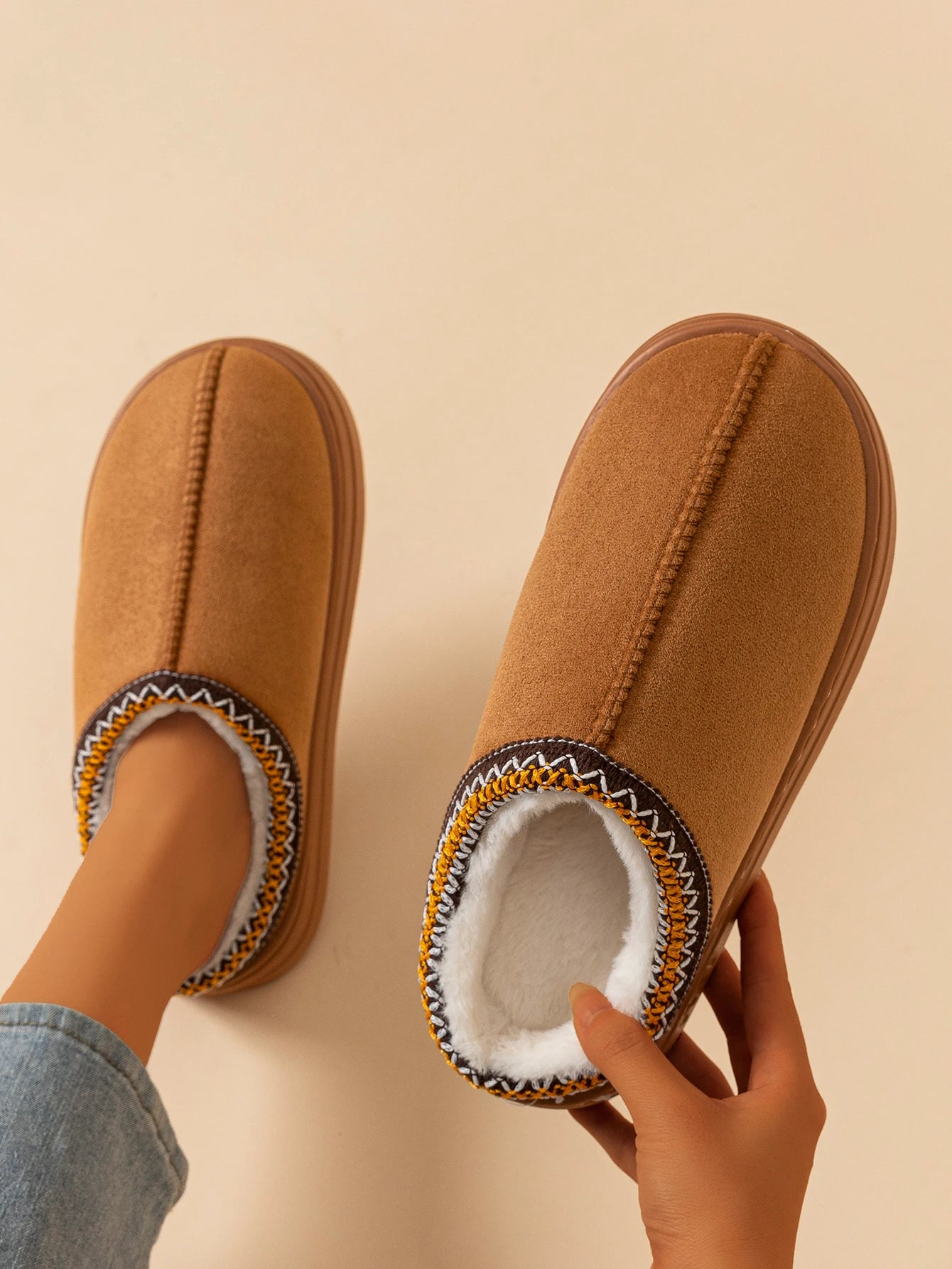 Zapatillas de invierno para mujer, botas a la moda de piel peluda, suela suave antideslizante para exteriores, interiores, cálidos, cómodos, zapatos de casa de felpa para hombre, pareja