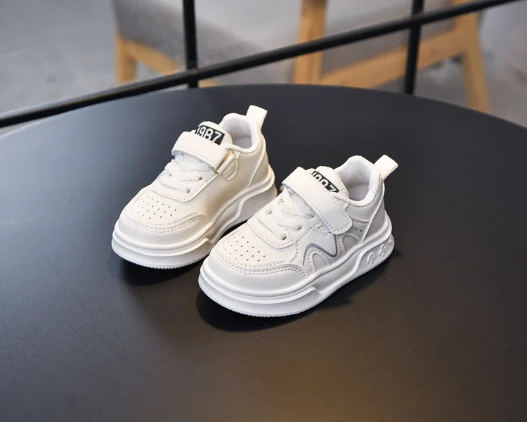 Zapatillas de deporte para estudiantes, suela gruesa y suave, zapatos de baloncesto para niños y niñas, antideslizantes, transpirables, moda 2025, zapatos para correr para niños con gancho y bucle